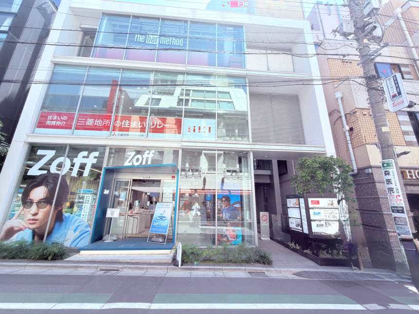 1階にZoffが入るUBクリニック自由が丘の建物外観
